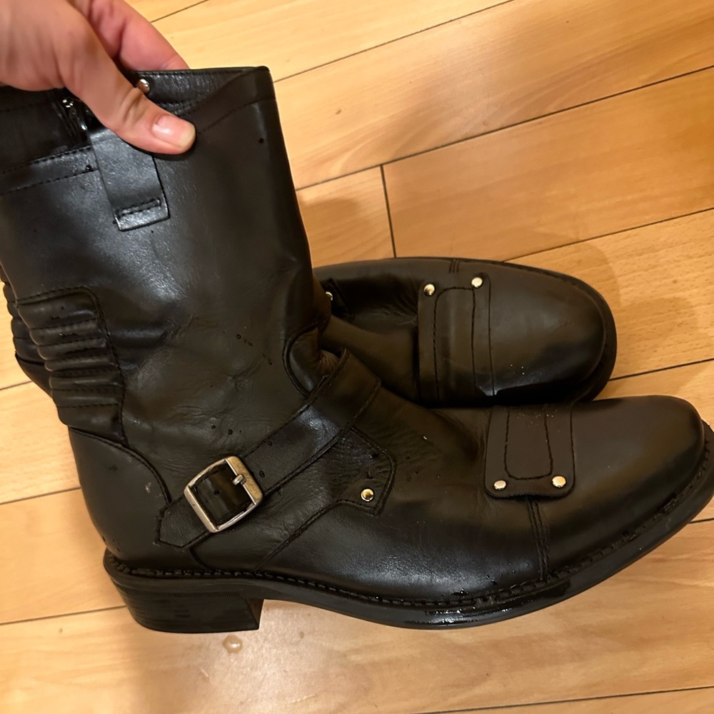 Hi! I’m selling these men’s Steve Madden ankle boots